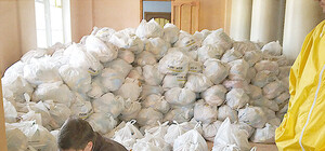 Гуманитарку Ахметова стали выдавать в Комсомольском и Горловке