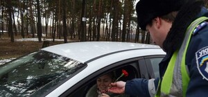 Накануне 8 марта харьковские ГАИшники вручили женщинам-водителям цветы