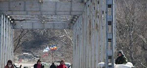 Карабкаясь по руинам: как жители Станицы Луганской пересекают взорванный мост [ФОТО]