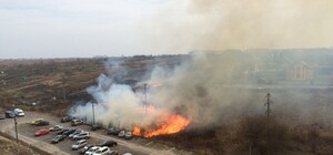 Фотофакт: у  Львові ледь не згорів паркінг