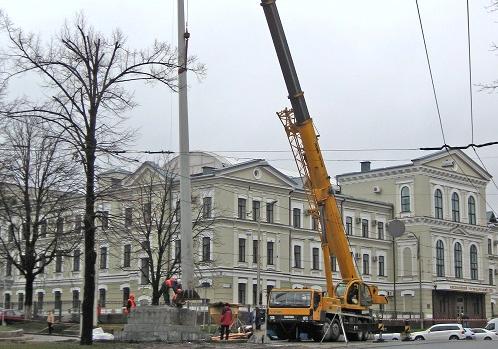 Новость - События - На проспекте Правды восстановили подорванную стелу c флагом Украины