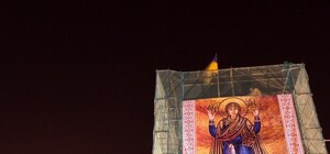 Икона вместо Ленина: постамент украсили баннером с изображением Святой Софии