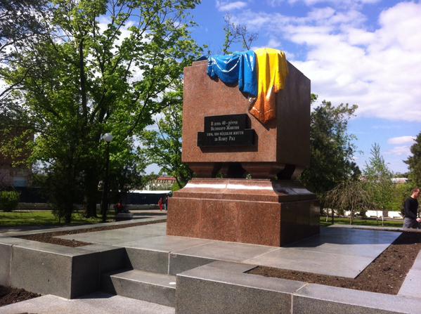 Новость - События - Страсти по памятнику: милиция не разрешила закрасить украинскую символику, горсовет возмущен