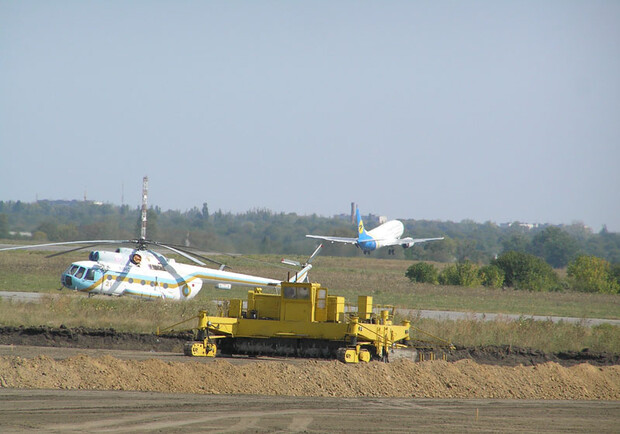 Работ по продлению взлетно-посадчной полосы еще продолжа.тся. Фото с сайта 2012.ua