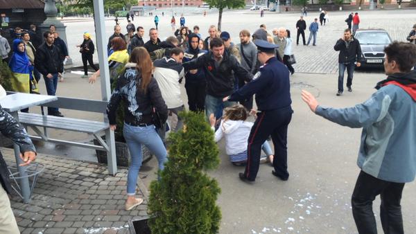 Новость - События - На площади Свободы пророссийски настроенных девушек облили кефиром