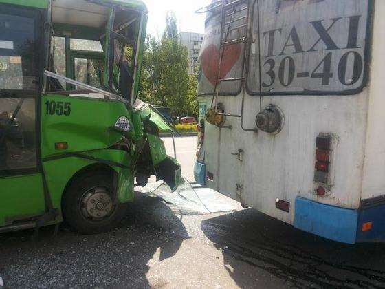 Новость - События - На Салтовке маршрутка врезалась в троллейбус – есть пострадавшие