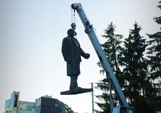 Новость - События - Фотофакт: под Харьковом демонтировали еще одного Ленина