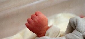 ШОК: В мусорном контейнере обнаружили труп младенца