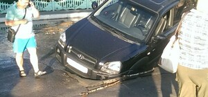 На Алексеевке джип провалился  под асфальт