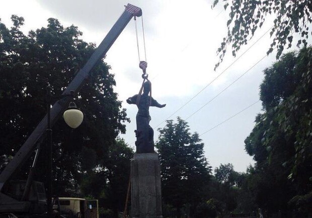 Новость - События - На Красношкольной набережной устанавливают памятник Сагайдачному