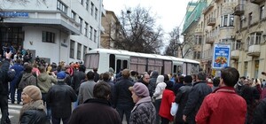 Жителя Николаева, забросавшего камнями автобус с харьковскими силовиками, посадили на пять лет