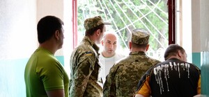 В военкомат на медкомиссию приходят гипертоники и язвенники