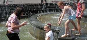 У львівському фонтані біля Опери влаштовують запливи (відео)