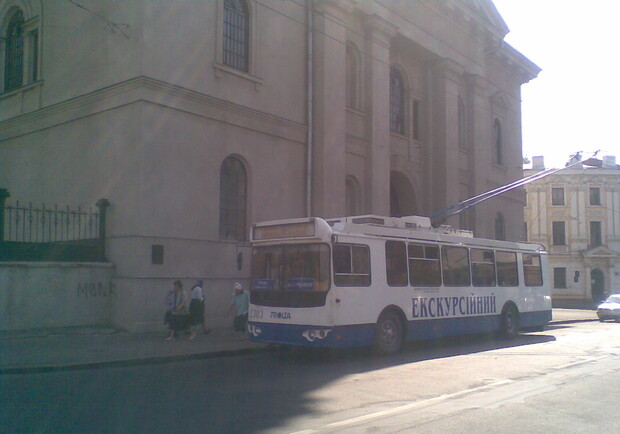 Троллейбус по Сумской отправляется от органного зала. Фото автора.