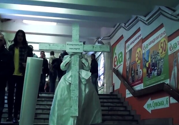 Новость - События - Сегодня в харьковской подземке бродила девушка с крестом