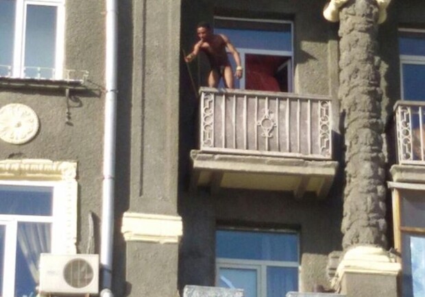Новость - События - В центре Харькова буянил голый африканец кричал и выбрасывал вещи с балкона