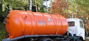 У Львові поліція затримала фуру, що зливала у каналізацію токсичні стоки