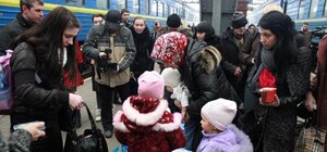 Все свободны: Беженцы тысячами уезжают из Запорожья
