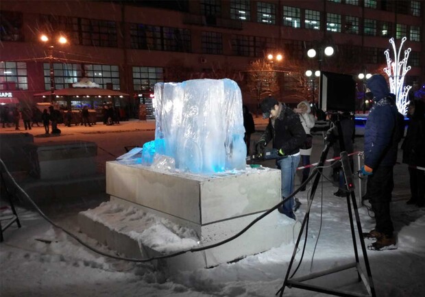 Новость - Досуг и еда - На Привокзальной площади по вечерам делают ледовые скульптуры