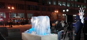 На Привокзальной площади по вечерам делают ледовые скульптуры