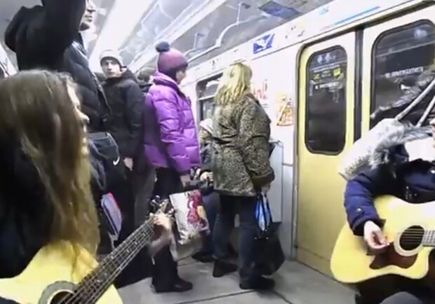 Новость - Люди города - Харьковчанки устроили "концерт" в вагоне метро