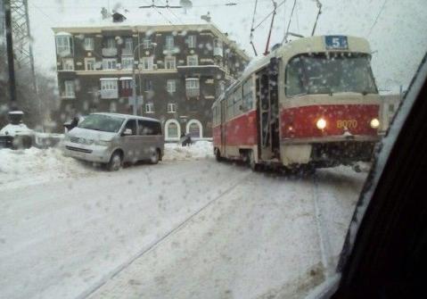 Новость - Транспорт и инфраструктура - Туда лучше не ехать: из-за ДТП с трамваем движение в районе Харьковской набережной сильно затруднено
