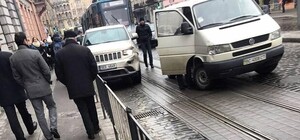 У Львові джип протаранив мікроавтобус