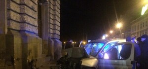 Аварія у Львові: авто врізалось в Оперний театр (фото)