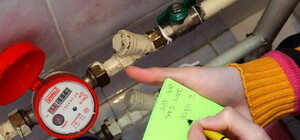 Записывайте номера: Показания счетчика горячей воды можно передать по телефону