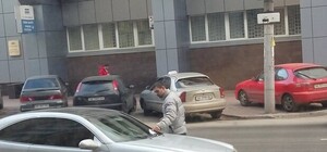 СтопХам в Днепре: активисты оставляют записки на неправильно припаркованных авто