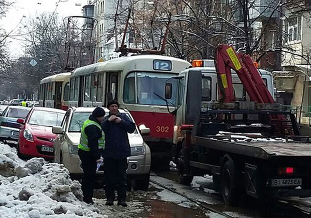 Новость - Транспорт и инфраструктура - В центре Харькова Suzuki заблокировал движение трамваев