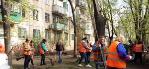 Зря шею мыли: одесский двор к приезду вице-мэра убирали 15 дворников, но чиновник так и не появился