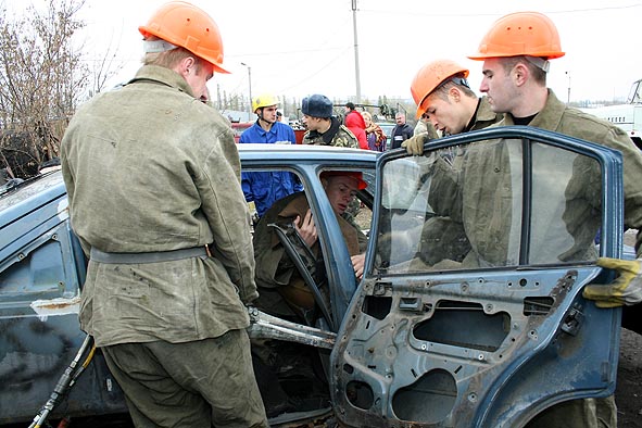 Сегодня в Харькове впервые опробовали экспериментальное аварйино-спасательное оборудование производства германской фирмы. Фото ХНУГЗ