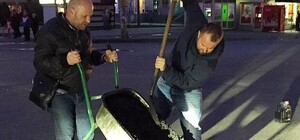 Запорожцы починили яму на Южном не дожидаясь коммунальщиков