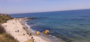 Пляжный сезон открыт: сотни одесситов загорают и купаются на море