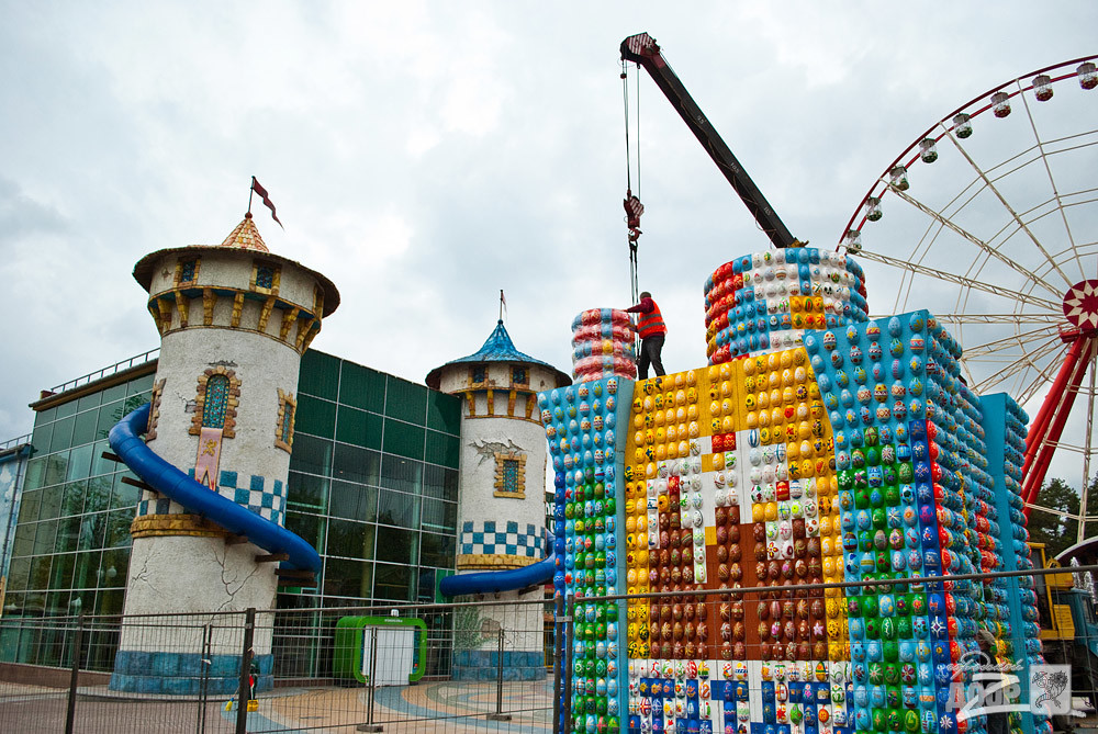 Новость - Досуг и еда - В Парке Горького создают 10-метровый храм из Писанок (фоторепортаж)