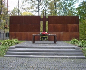 Забег стартует от Мемориала, который построили на месте захоронения расстрелянных польских офицеров и советских граждан. Фото с сайта euro2012.ukrinform.ua