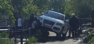 На Таировском кладбище джип врезался в могилу