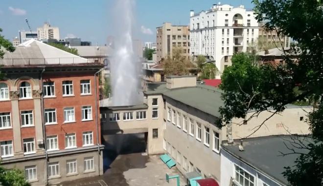 Новость - Коммуналка - В центре Харькова в школе бил 15-метровый "фонтан" (видео)