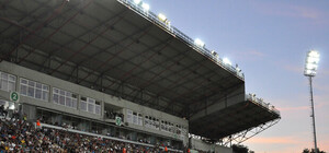 Фанаты из Днепра разбили запорожской болельщице голову