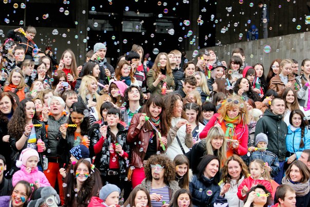 Новость - Досуг и еда - Bubble Day в Харькове: мыльнопузырное шествие, выдувание гигантских пузырей, свинг и рок-н-ролл