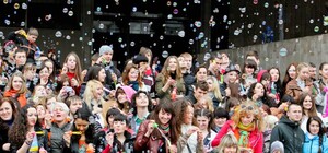 Bubble Day в Харькове: мыльнопузырное шествие, выдувание гигантских пузырей, свинг и рок-н-ролл