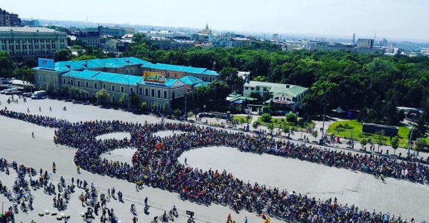 Новость - Досуг и еда - 5 тысяч велосипедистов  изобразили "Зеркальную струю" (видео флешмоба)