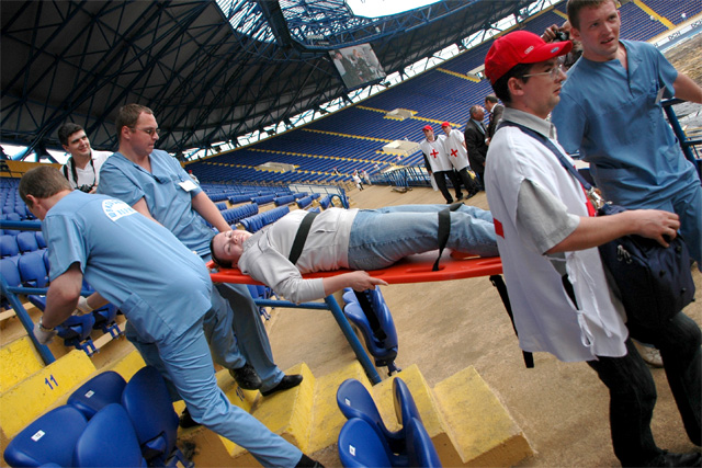 Спасатели могут эвакуировать людей со стадиона за 4 минуты. Фото "Мост-Харьков"