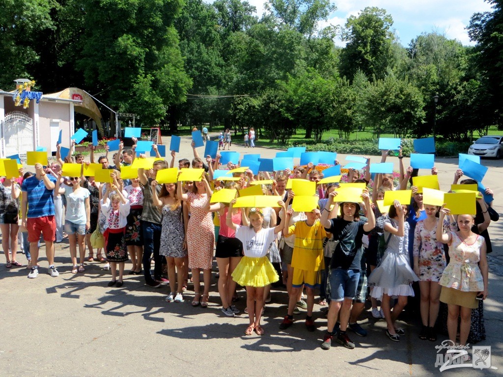 Новость - События - В Харькове создали "живой" флаг Украины