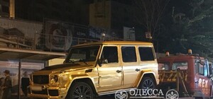Как полиция эвакуировала из Аркадии золотой Мерседес: смотри фото