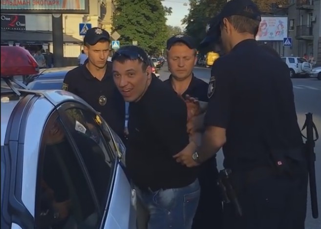 Новость - События - Танцевал и бросался на машины: в центре Харькова задержали неадекватного мужчину (фото, видео)