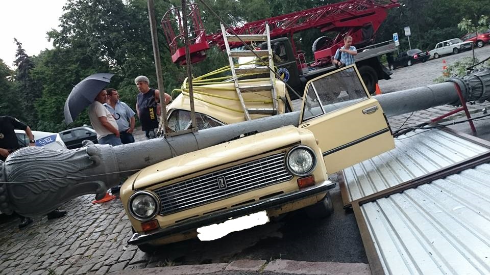 Новость - События - Бетонный фонарь раздавил машину на площади Свободы (фото, видео)
