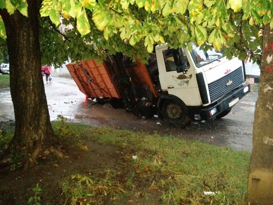 Новость - События - Снова: на Салтовке мусоровоз провалился под асфальт (фото)