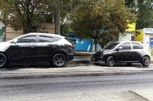Новость - События - Перекрасили: в Харькове дорожники облили смолой две иномарки (фото, видео)